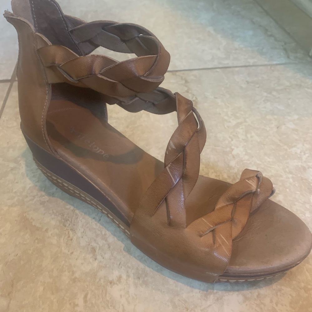 Antelope Taye Taupe Leather Sandal